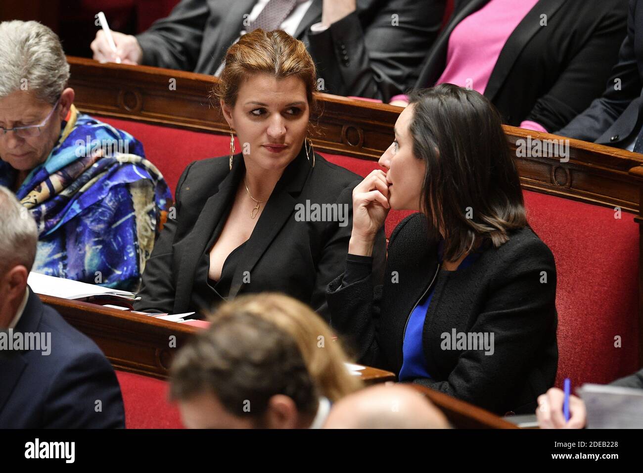 Der Minister für ökologischen und integrativen Übergang, Brune Poirson, und die Staatssekretärin für Gleichstellung der Geschlechter, Marlene Schiappa, nehmen am 6. März 2019 an einer Sitzung mit "Fragen an die Regierung" in der französischen Nationalversammlung in Paris Teil. Foto von David Niviere/ABACAPRESS.COM Stockfoto