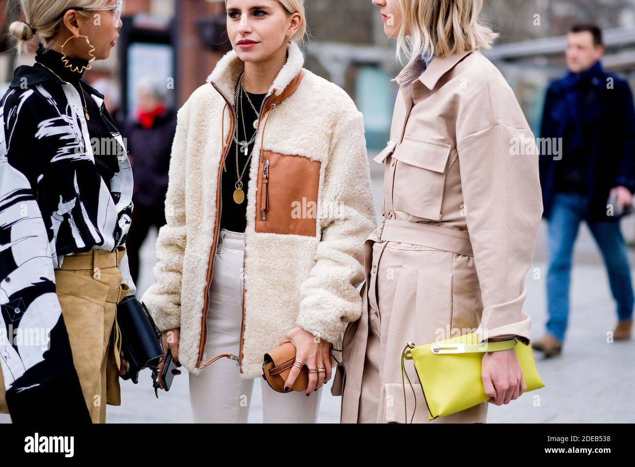 Street Style, Caroline Daur, Linda Tol und Vanessa Hong bei der Ankunft in Nina Ricci Herbst-Winter 2019-2020 Ready-to-Wear Show, gehalten Espace Lefebvre, Paris, Frankreich, am 1. März 2019. Foto von Marie-Paola Bertrand-Hillion/ABACAPRESS.COM Stockfoto