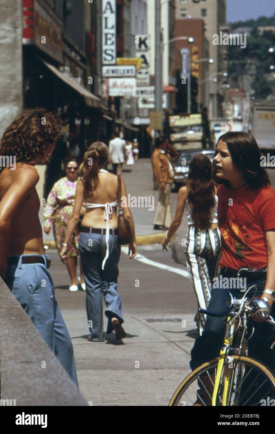 1970er Foto (1973) - Capitol Street ist die Hauptstraße Von Charleston West Virginia Stockfoto