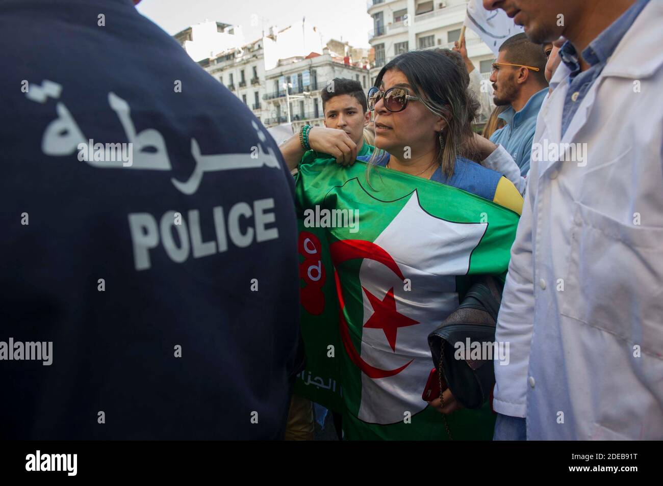 Algerische Lehrer protestieren am 13. März 2019 in Zentral-Algier gegen den Versuch von Präsident Abdelaziz Bouteflika, seine zwei-Jahrzehnte-Herrschaft zu verlängern. Tausend Lehrer begannen den Protest am Morgen, bevor sie von Schülern begleitet wurden. Foto von Louiza Ammi/ABACAPRESS.COM Stockfoto