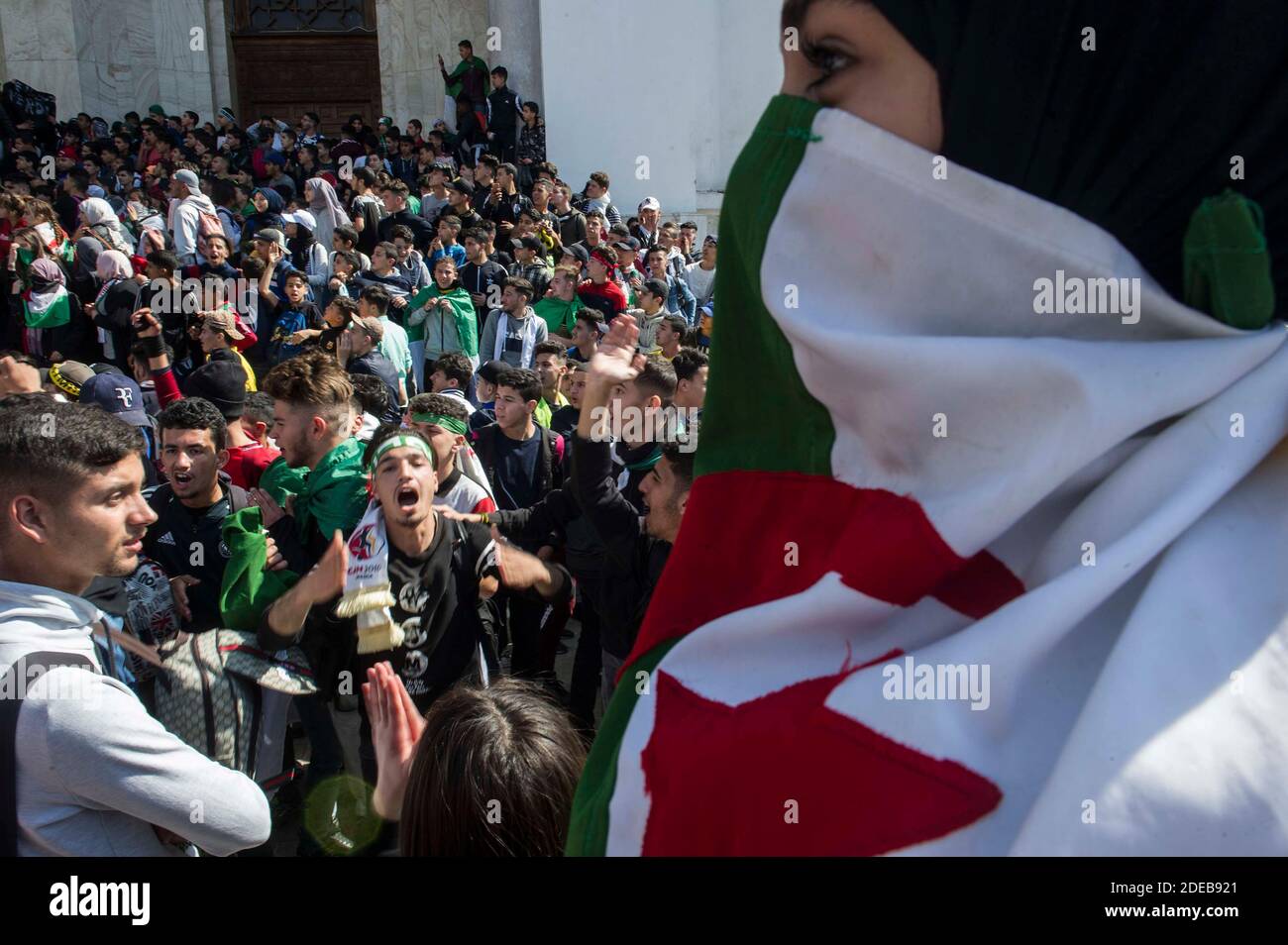 Algerische Lehrer protestieren am 13. März 2019 in Zentral-Algier gegen den Versuch von Präsident Abdelaziz Bouteflika, seine zwei-Jahrzehnte-Herrschaft zu verlängern. Tausend Lehrer begannen den Protest am Morgen, bevor sie von Schülern begleitet wurden. Foto von Louiza Ammi/ABACAPRESS.COM Stockfoto