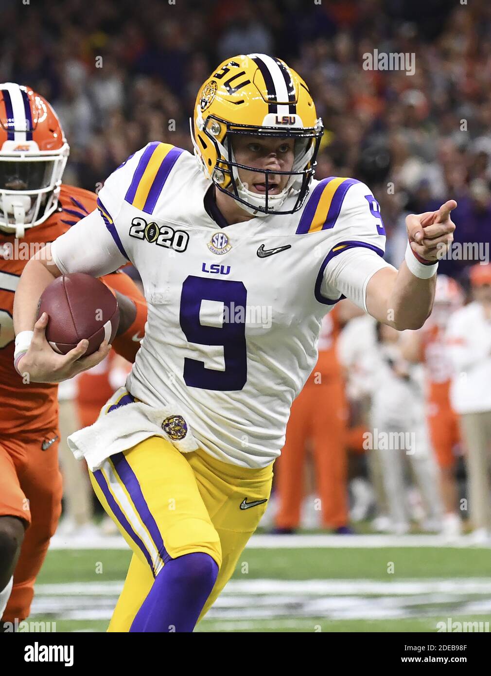 LSU Quarterback Joe Burrow läuft für 29 Yards, um einen Touchdown im zweiten Viertel des College-National-Meisterschaftsspiels gegen Clemson im Superdome in New Orleans, Louisiana am Montag, 13. Januar 2020. Burrow wird voraussichtlich als #1 Pick insgesamt von den Cincinnati Bengals entworfen werden. Der NFL-Entwurf beginnt am Donnerstag und es wird zwei separate Sendungen, eine über ABC und eine zweite, die auf ESPN und NFL Network simuliert werden. Beide Sendungen stammen aus den Studios von ESPN in Connecticut. Der Live-Fan besuchte Sportveranstaltung wurde wegen der COVID-19 Pandemie abgesagt. Ph Stockfoto