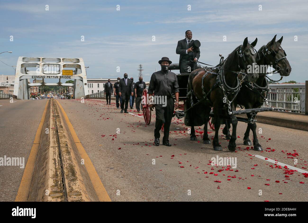 Selma, Usa. November 2020. Die Schatulle mit dem Leichnam des Kongressabgeordneten John Lewis, D-GA, überquert die Edmund Pettus Brücke während seiner Trauerprozession in Selma, Alabama, am Sonntag, 26. Juli 2020. 1965 half Lewis im Alter von 25 Jahren bei der Organisation eines marsches für Stimmrechte auf der Edmund Pettus Brücke, wo sein Schädel gebrochen wurde, nachdem er von der Polizei angegriffen wurde. Lewis starb am 17. Juli im Alter von 80 Jahren nach einem sechsmonatigen Kampf mit Krebs. Foto von Jemal Gräfin/UPI Kredit: UPI/Alamy Live Nachrichten Stockfoto