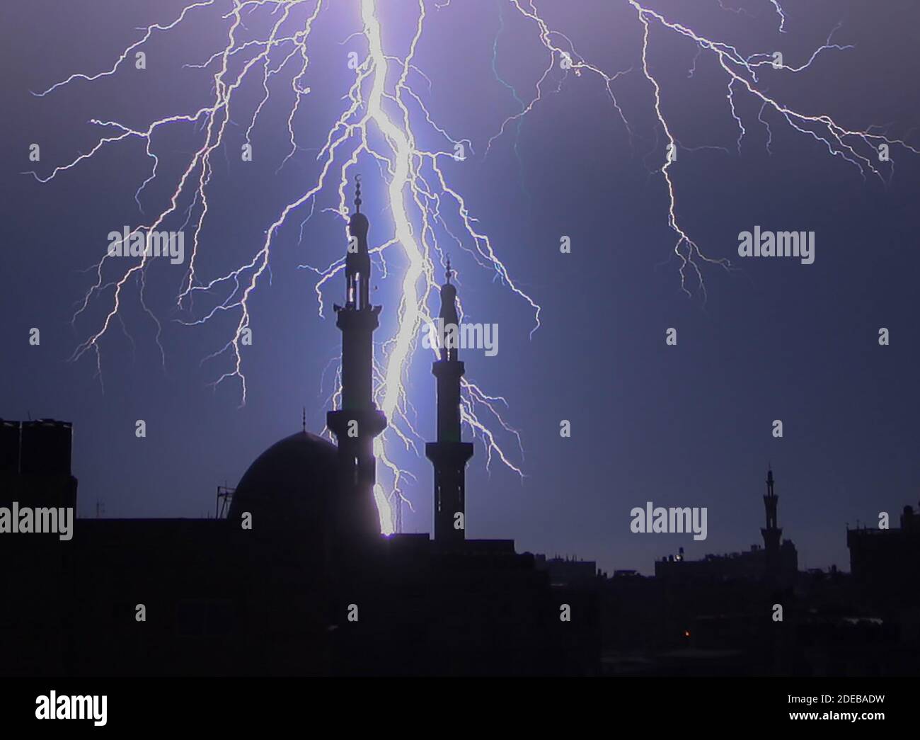 Lightning Silhouettes eine Moschee in Rafah, im südlichen Gaza, am Donnerstag, 15. Januar 2020. Foto von Ismael Mohamad/UPI Stockfoto