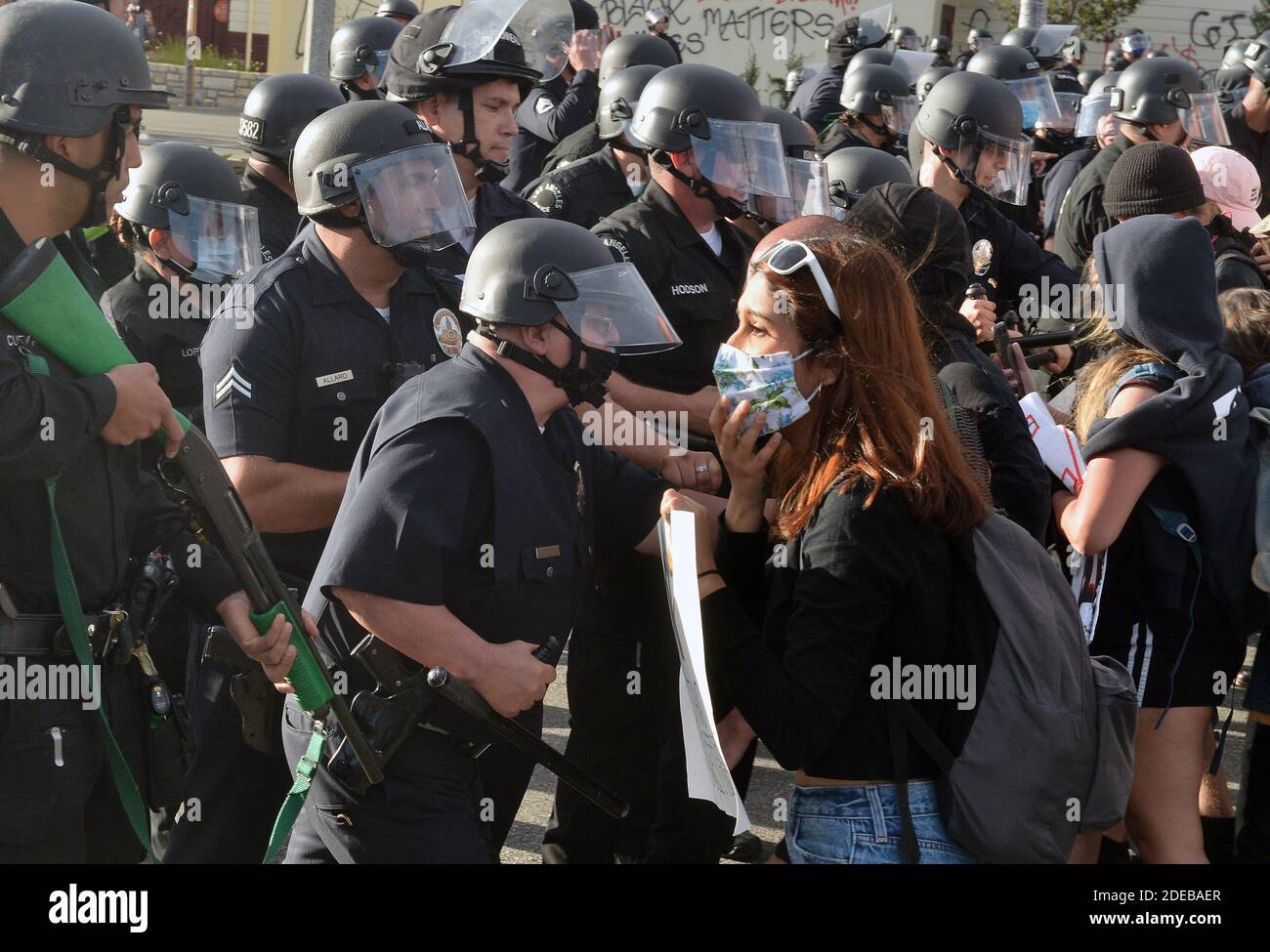 Demonstranten und Polizisten treten am Samstag, dem 30. Mai 2020, am vierten Protesttag in der Gegend von Fairfax in Los Angeles auf. Die friedlichen Demonstrationen wurden gewalttätig und widerspenstig, was die Gow dazu veranlasste. Gavin Newsom den Ausnahmezustand erklären und bis 1,000 einsetzen. Truppen der Nationalgarde strömten nach Menschenmengen in den Fairfax District, in die Innenstadt und auf den Beverly Boulevard, wobei viele die Kreuzung von Third Street und Fairfax Avenue übernahmen und den Verkehr stillhielten. Foto von Jim Ruymen/UPI Stockfoto