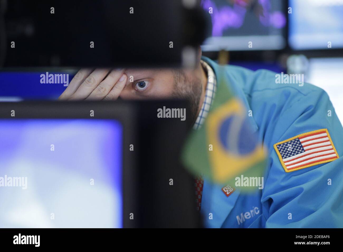 Am Montag, den 24. Februar 2020, arbeiten Trader auf dem Boden der New Yorker Börse bei der Schlussglocke an der Wall Street in New York City. Die Aktien fielen am Montag kräftig, wobei der Dow Jones Industrial Average wegen möglicher Befürchtungen wegen des Coronavirus-Ausbruchs über 1,000 Punkte einschloss. Foto von John Angelillo/UPI Stockfoto