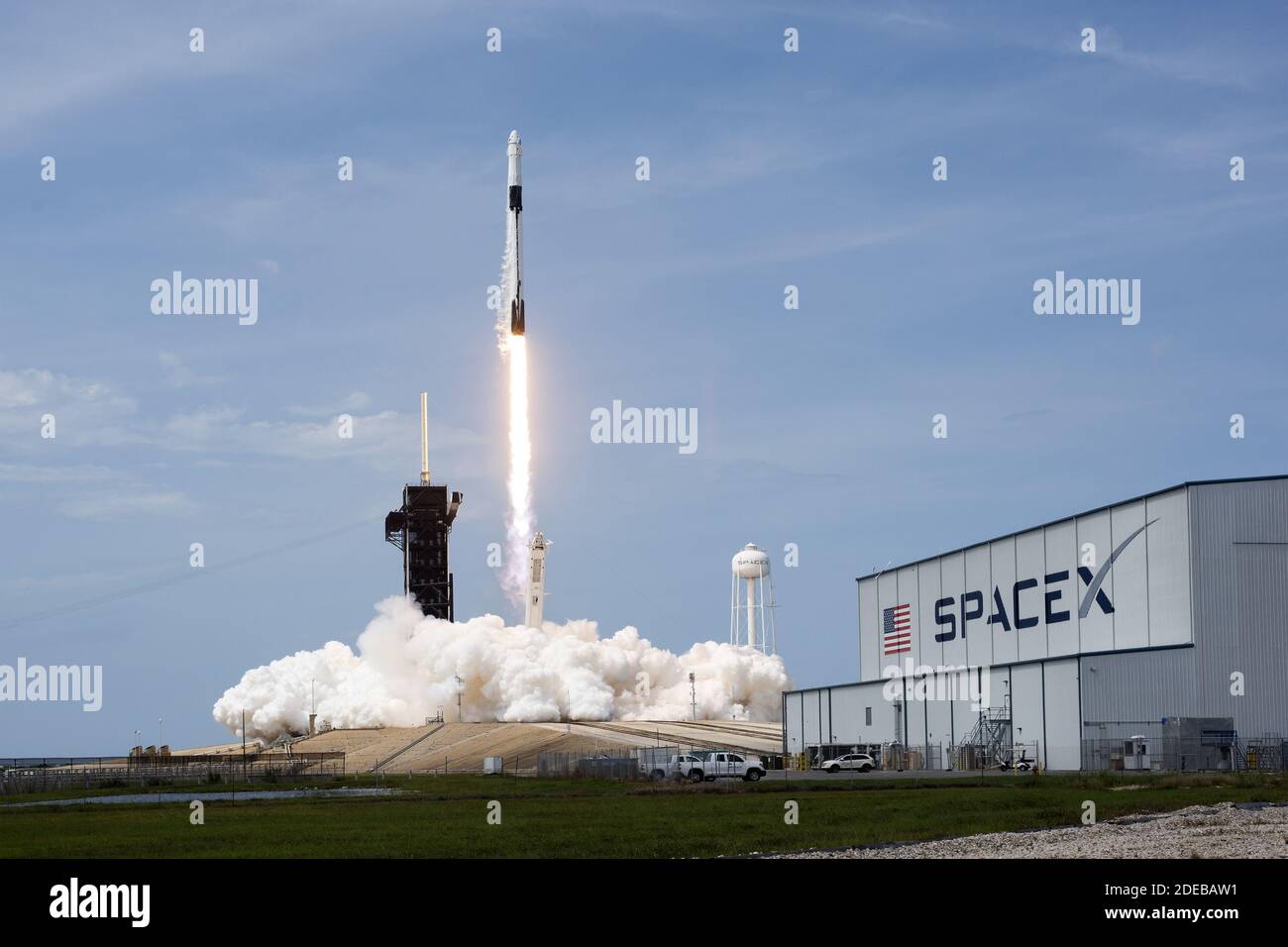 Eine SpaceX Falcon 9 Rakete hebt Sekunden nach 15:22 Uhr mit der ersten Crew-Dragon-Raumsonde aus dem Komplex 39A im Kennedy Space Center, Florida, am Samstag, 30. Mai 2020. Die Mission, klassifiziert als Crew Demo 2, fliegt die NASA-Astronauten Doug Hurley und Bob Behnken und ist die erste Mission mit Besatzung aus dem Zentrum seit über neun Jahren. Foto von Joe Marino/UPI Stockfoto