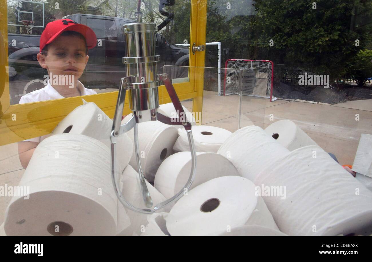Chesterfield, Usa. November 2020. JJ Hofman (6) versucht am Mittwoch, 22. April 2020, in Chesterfield, Missouri, mit seiner Klauenmaschine eine Rolle Toilettenpapier zu schnappen. Da Toilettenpapier knapp war, kaufte der Vater des Jungen James die Krallen-Maschine, ersetzte ausgestopfte Tiere durch Toilettenpapier und berechnete Nachbarn 5 Dollar für drei Versuche. Die Familie brachte 400 Dollar ein und leisterte dem Chesterfield, Missouri Police Department, einen Beitrag für Coronavirus-Ausgaben. Foto von Bill Greenblatt/UPI Kredit: UPI/Alamy Live News Stockfoto