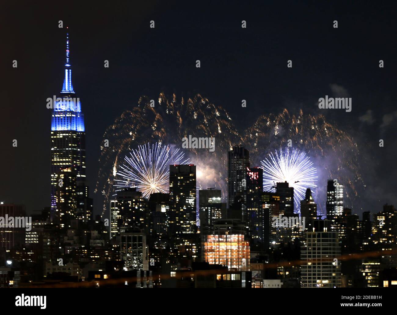 Jersey City, Usa. November 2020. Das jährliche Macy's Feuerwerk vom 4. Juli beleuchtet die Skyline von Manhattan hinter dem Empire State Building am Montag, den 29. Juni 2020, in Union City, New Jersey. Macy's setzt auf die erste von dem, was es sagt, werden mehrere kleine, unangekündigte Feuerwerk-Displays vor dem kommenden 4. Juli Feiertag. New York City bereitet sich darauf vor, am 6. Juli in Phase 3 eines vierteiligen Wiedereröffnungsplans einzutreten, nachdem es wegen COVID-19 für fast vier Monate geschlossen wurde. Foto von John Angelillo/UPI Kredit: UPI/Alamy Live Nachrichten Stockfoto