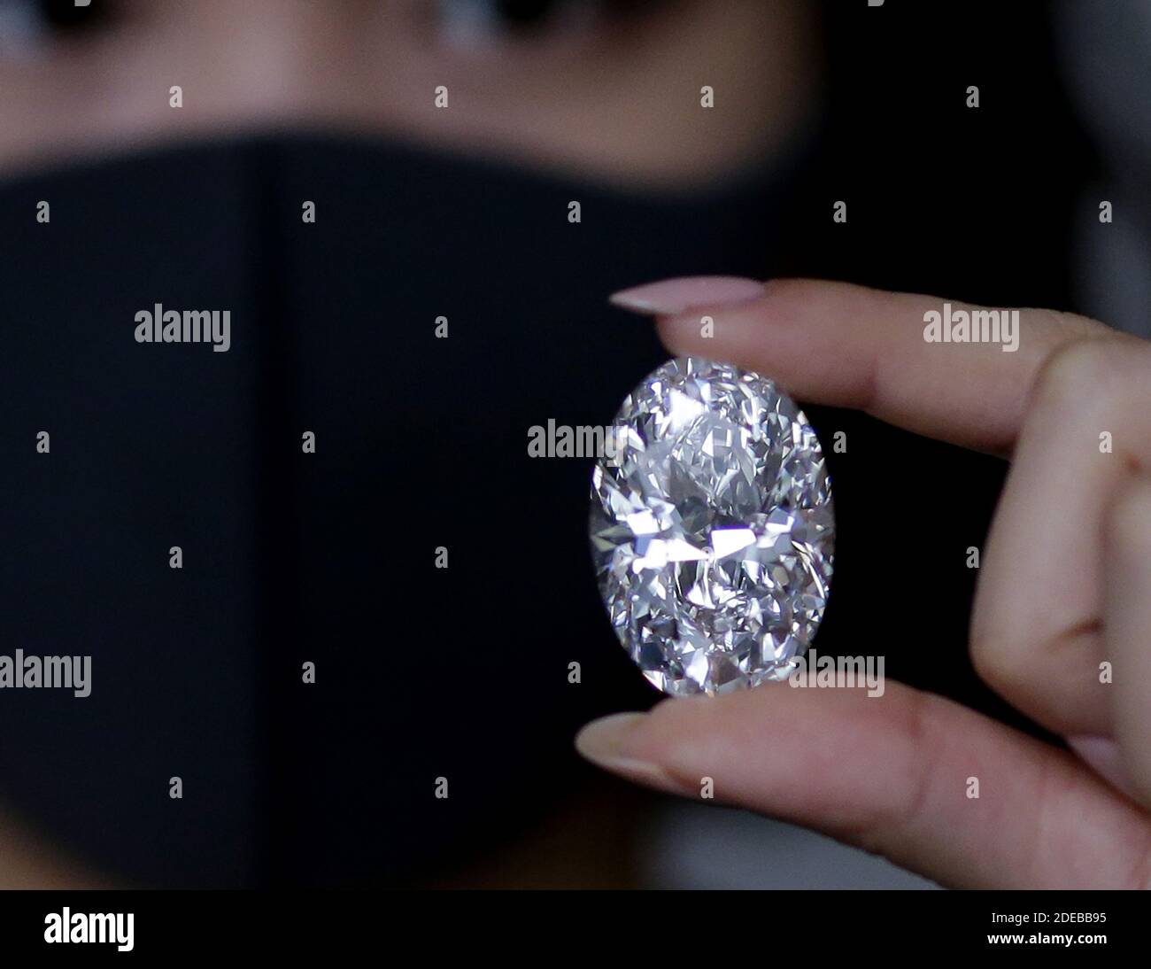 Sotheby's stellt einen perfekte 100-Karat-Diamant in einem klassischen  Smaragd-Schliff und intern einwandfrei, bei Sotheby's, London, England am  13. Februar 2015. Voraussichtlich am 21. April 2015, bei Sotheby es  herrliche Juwelen-Auktion in New