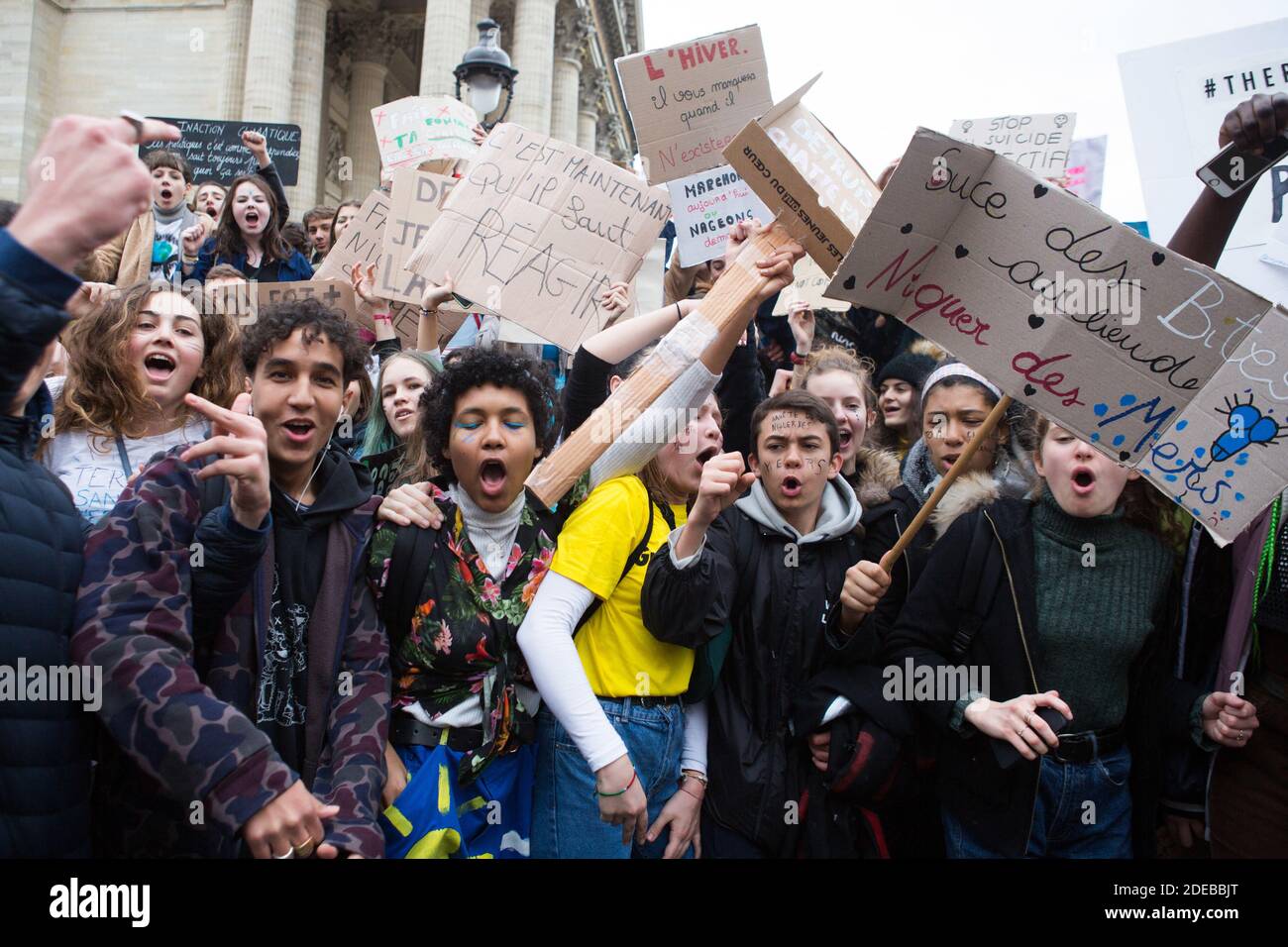 Demonstration gegen den Klimawandel am 15. März 2019 in Paris. Die weltweiten Jugendproteste wurden von einem schwedischen Jugendaktivisten inspiriert, der letztes Jahr vor dem parlament in Stockholm zeltete, um von den Staats- und Regierungschefs der Welt Maßnahmen gegen die globale Erwärmung zu fordern. Foto von Raphael Lafargue/ABACAPRESS.COM Stockfoto