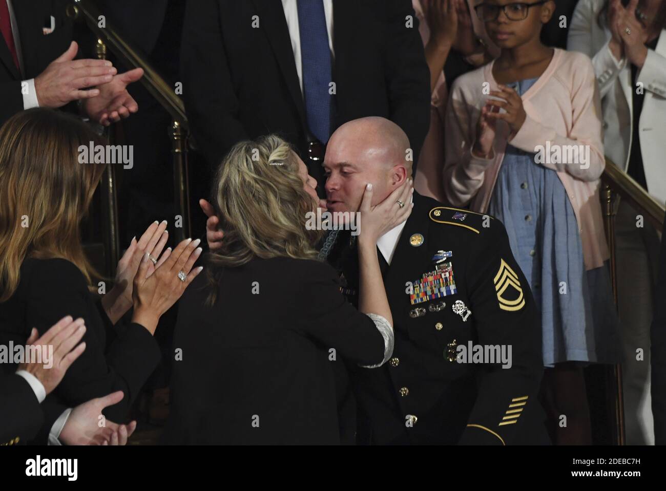 Sgt. First Class Townsend Williams küsst seine Frau Amy, während Präsident Donald Trump seine Rede zur Lage der Union am Dienstag, den 4. Februar 2020, bei einer gemeinsamen Kongresssitzung in der Repräsentantenkammer des US-Kapitols in Washington, DC, hält. Williams überraschte seine Familie, als er von einem Einsatz nach Hause zurückkehrte. Foto von Pat Benic/UPI Stockfoto