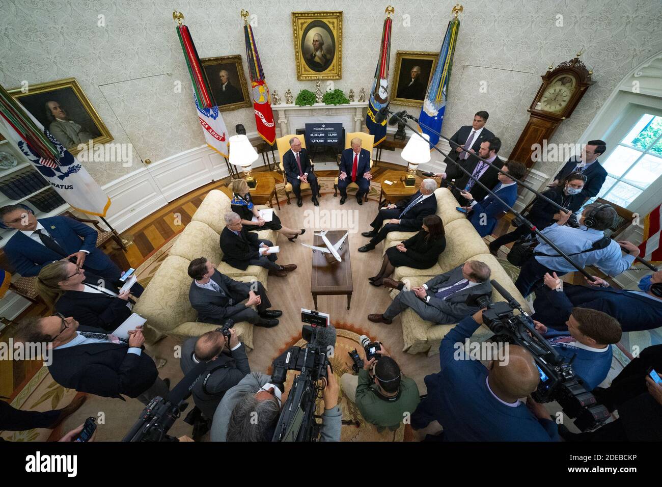 Washington, Usa. November 2020. Präsident Donald Trump und der Gouverneur von Louisiana John Bel Edwards treffen sich am Mittwoch, den 29. April 2020, im Oval Office des Weißen Hauses in Washington, DC. Pool Foto von Doug Mills/UPI Kredit: UPI/Alamy Live Nachrichten Stockfoto