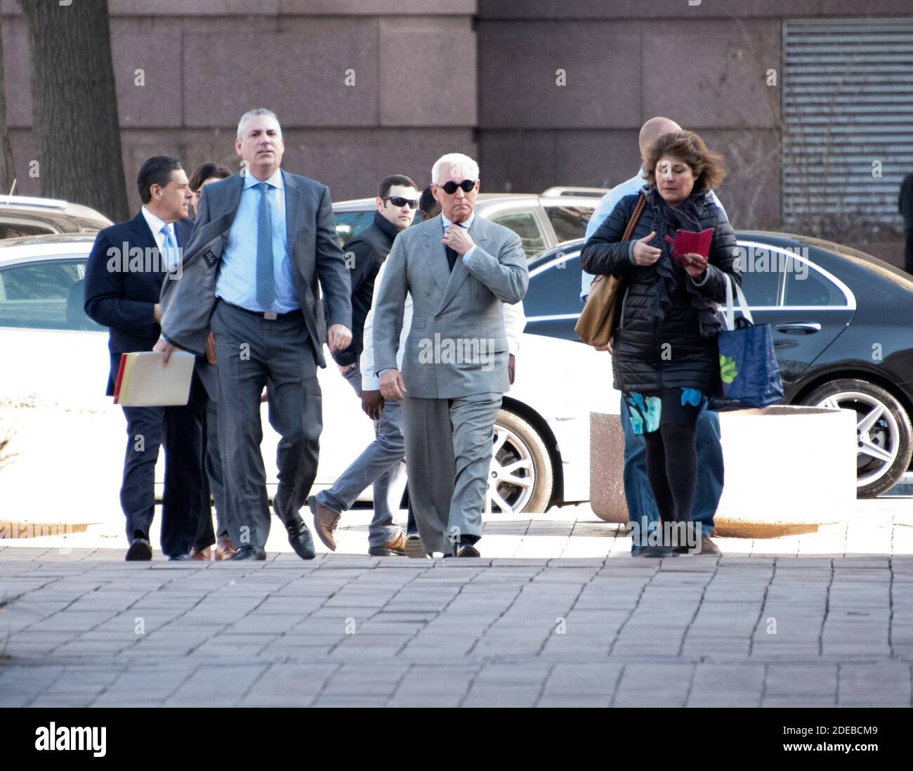 Roger Stone, ehemaliger Berater des US-Präsidenten Donald J. Trump, winkt, als er am Donnerstag, 14. März 2019, in Richtung des US-Bezirksgerichts in Washington, DC geht. Foto von Ron Sachs / CNP/ABACAPRESS.COM Stockfoto