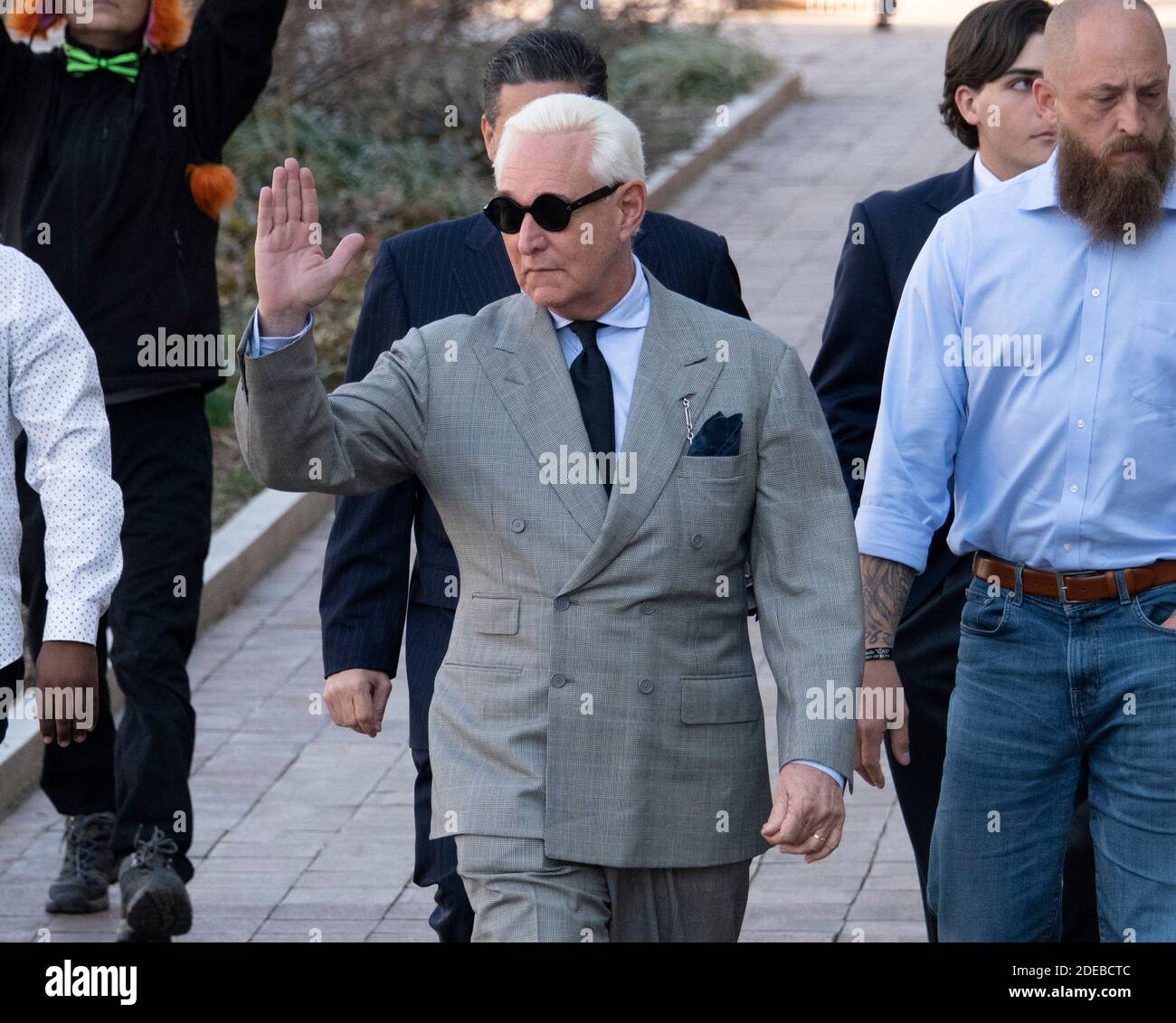 Roger Stone, ehemaliger Berater des US-Präsidenten Donald J. Trump, winkt, als er am Donnerstag, 14. März 2019, in Richtung des US-Bezirksgerichts in Washington, DC geht. Foto von Ron Sachs / CNP/ABACAPRESS.COM Stockfoto