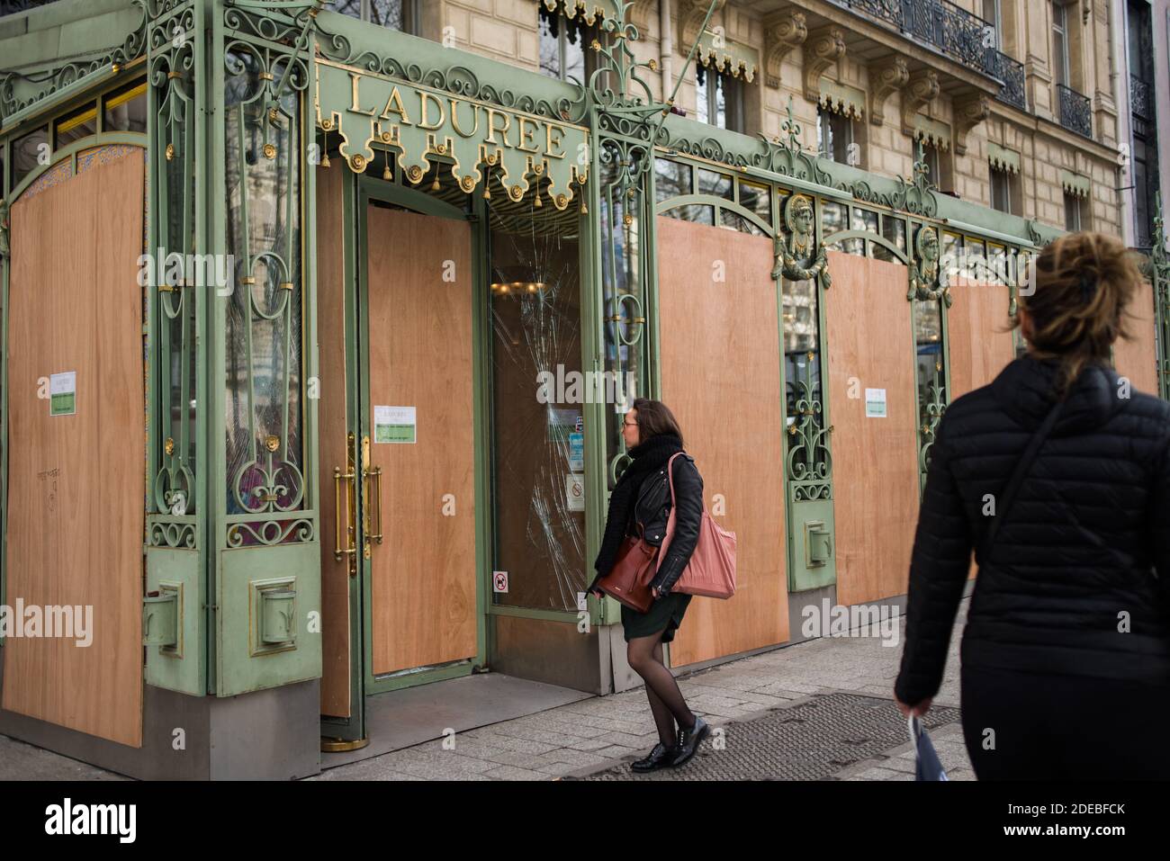 Am 19. März 2019 laufen die Menschen vor dem Laden La Durée nach einer Gelbwesten-Demonstration auf den Champs Elysées in Paris. Die Gewalt in Paris kehrte zurück, als die Gelbwesten am 18. Wochenende protestierten. Foto von Julie Sebadelha/ABACAPRESS.COM Stockfoto