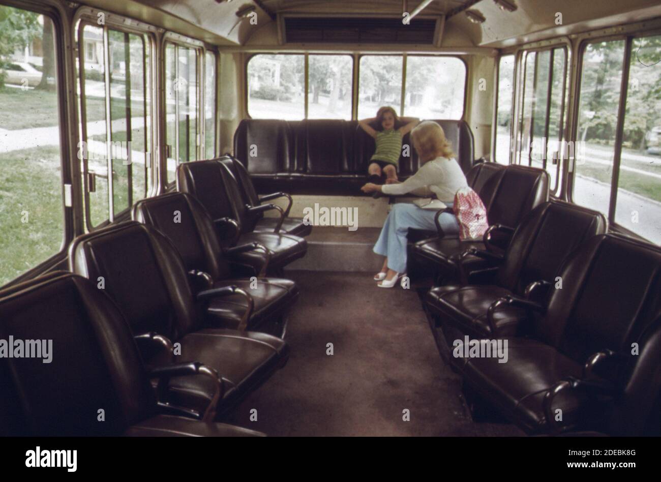 Mutter und Tochter zusammen auf einem Zifferblatt eine Fahrt Radio geschickt Tür-zu-Tür-Bus-Service nach dem Einsteigen in ihrem Haus in Haddonfield; New Jersey. Ca. 1974 Stockfoto
