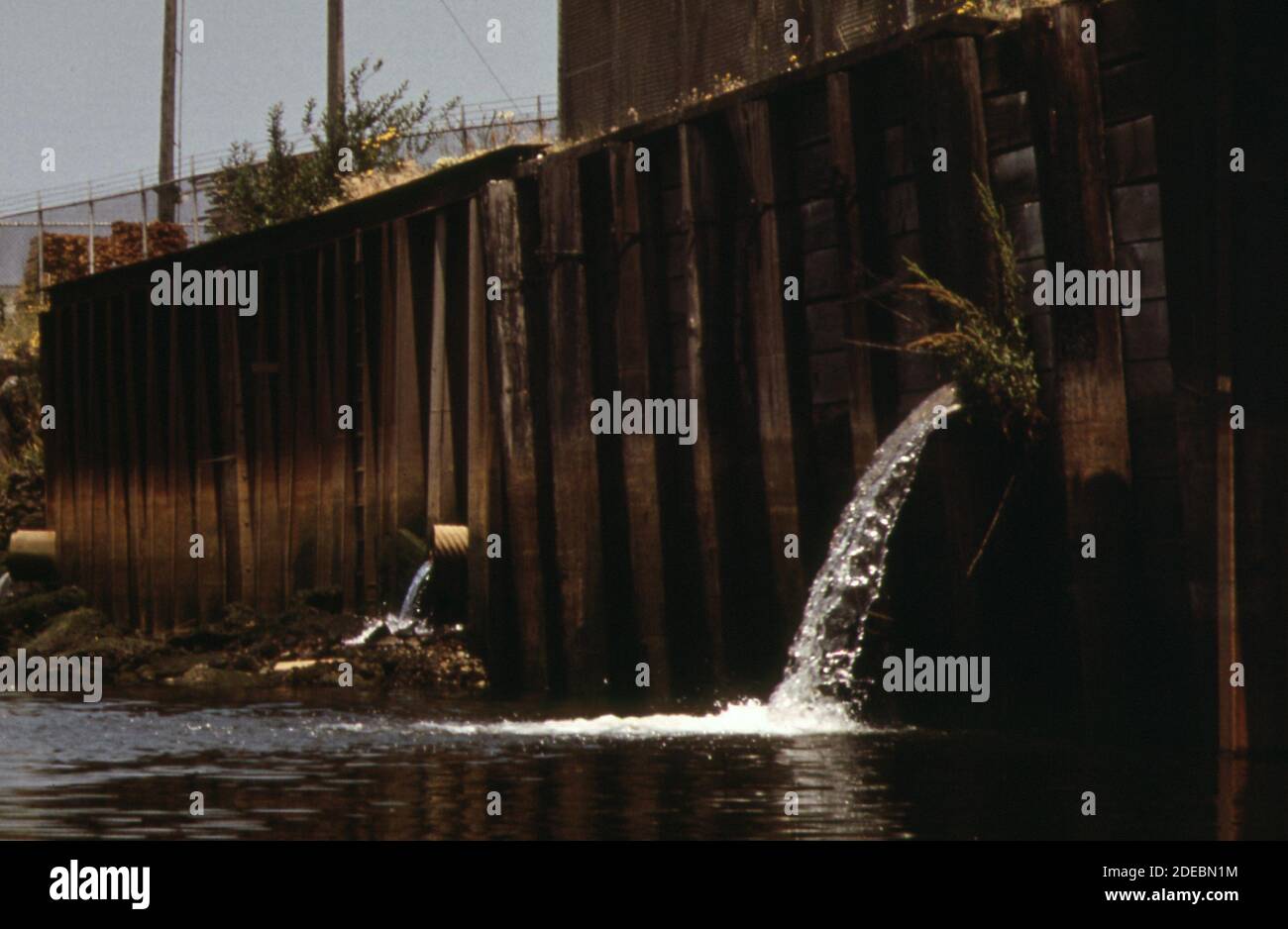 1970er Foto (1973) - Sekten aus Industrieanlagen auf der Duwamish Wasserweg Entladung in den Fluss Stockfoto