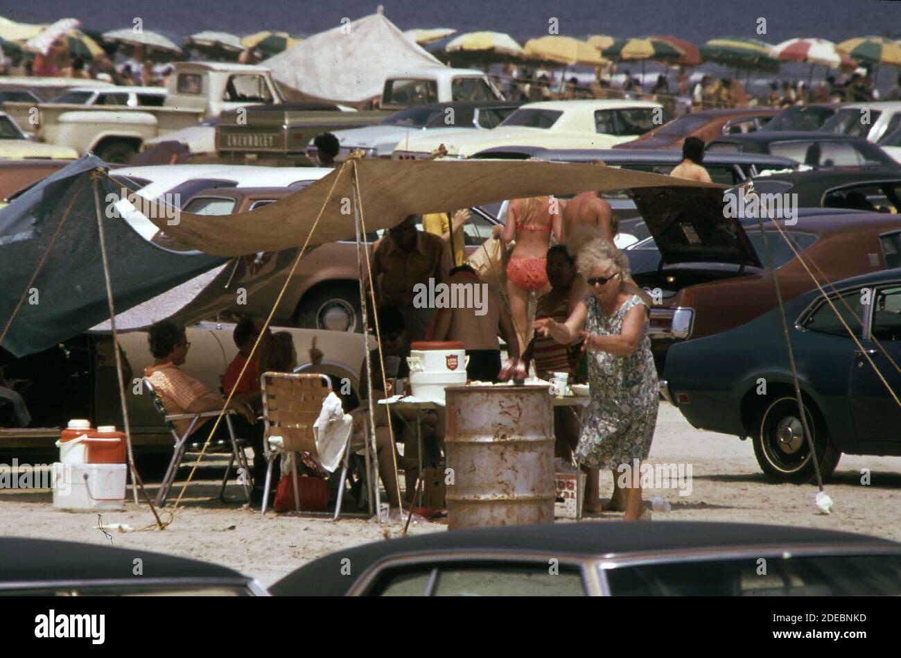 Foto aus den 1970er Jahren (1973) - Picknick auf einer Auto-Lichtung am Stewart Beach, am östlichen Ende der Galveston Insel Stockfoto