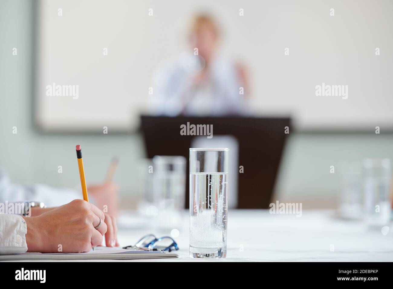 Medizinisches Personal, das an der Konferenz teilnimmt Stockfoto