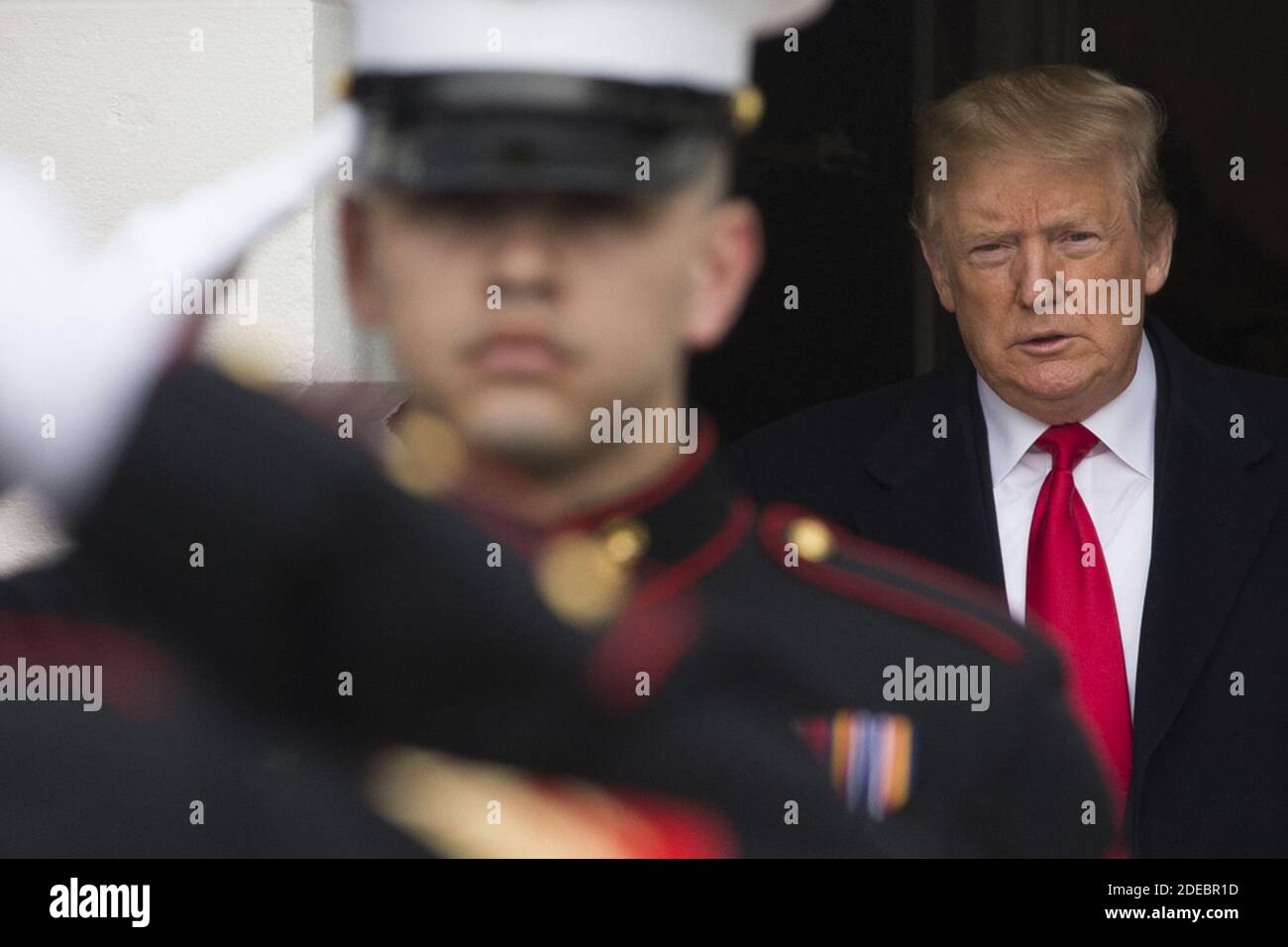 US-Präsident Donald J. Trump (R) geht aus dem Südportal des Weißen Hauses hinter den US-Marineinfanteristen, um den Premierminister Israels Benjamin Netanjahu (ungesehen) in Washington, DC, USA, am 25. März 2019 zu begrüßen. Trump unterzeichnete später einen Befehl, der Golanhöhen als israelisches Territorium anerkennt. Foto von Michael Reynolds/Pool/ABACAPRESS.COM Stockfoto