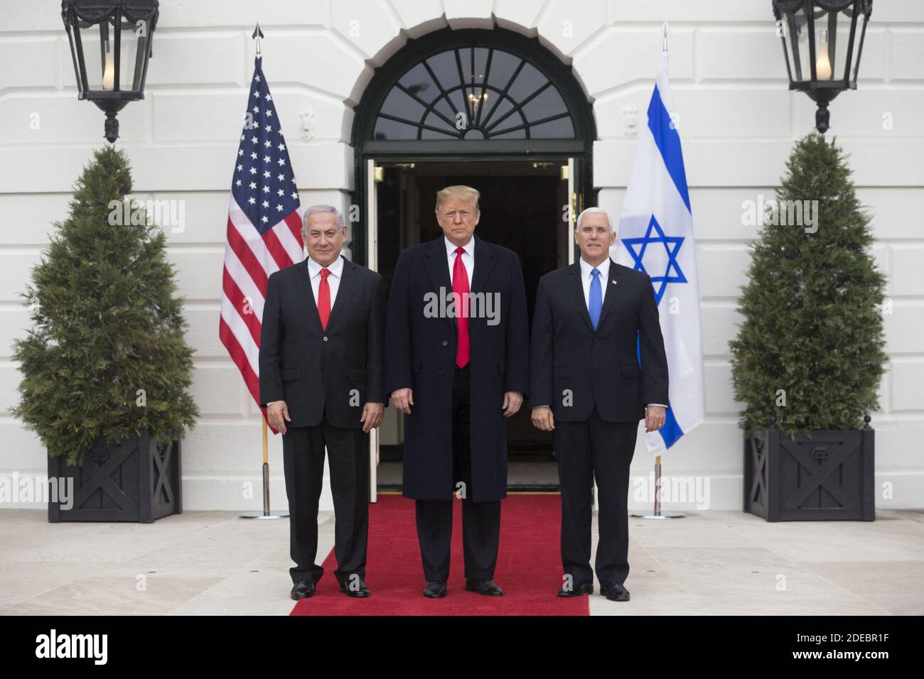 US-Präsident Donald J. Trump (C) und US-Vizepräsident Mike Pence (R) stehen mit dem israelischen Ministerpräsidenten Benjamin Netanjahu (L) zusammen, nachdem er ihn am 25. März 2019 im Südportal des Weißen Hauses in Washington, DC, USA, begrüßt hat. Trump unterzeichnete später einen Befehl, der Golanhöhen als israelisches Territorium anerkennt. Foto von Michael Reynolds/Pool/ABACAPRESS.COM Stockfoto