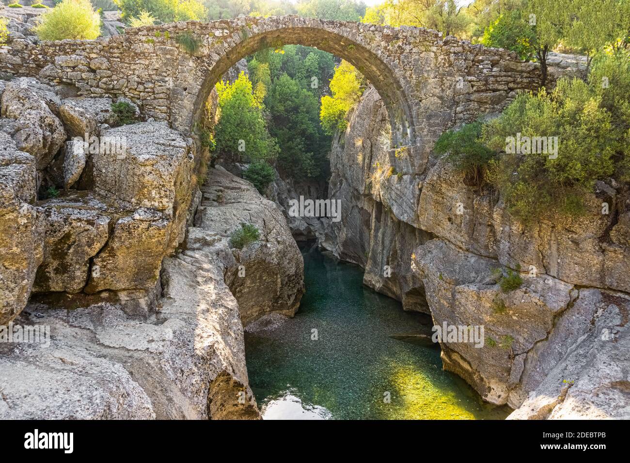 Die alte römische Brücke als "Bugrum" Brücke bekannt. Koprucay Flusslandschaft aus dem Koprulu Canyon Nationalpark in Manavgat, Antalya, Türkei. Stockfoto