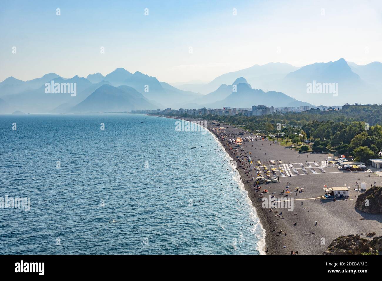 Luftaufnahme des Konyaalti Strandes, Antalya, Türkei. Beliebtes Touristenattraktionsgebiet. Stockfoto