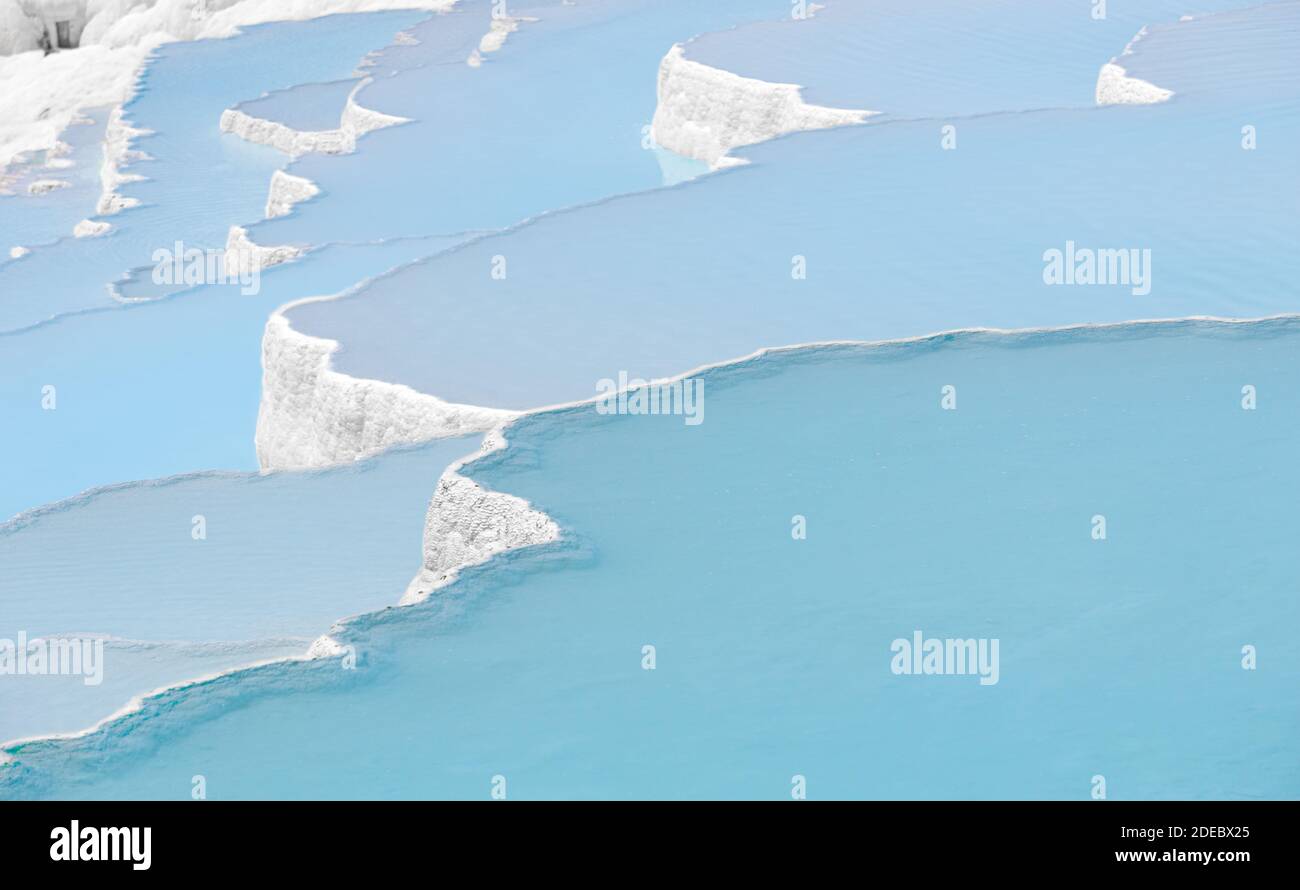 Pamukkale Travertines Pools und Terrassen. Denizli, Türkei. Naturstandort von heißen Quellen und Travertinen, Terrassen von Karbonatmineralien. Stockfoto