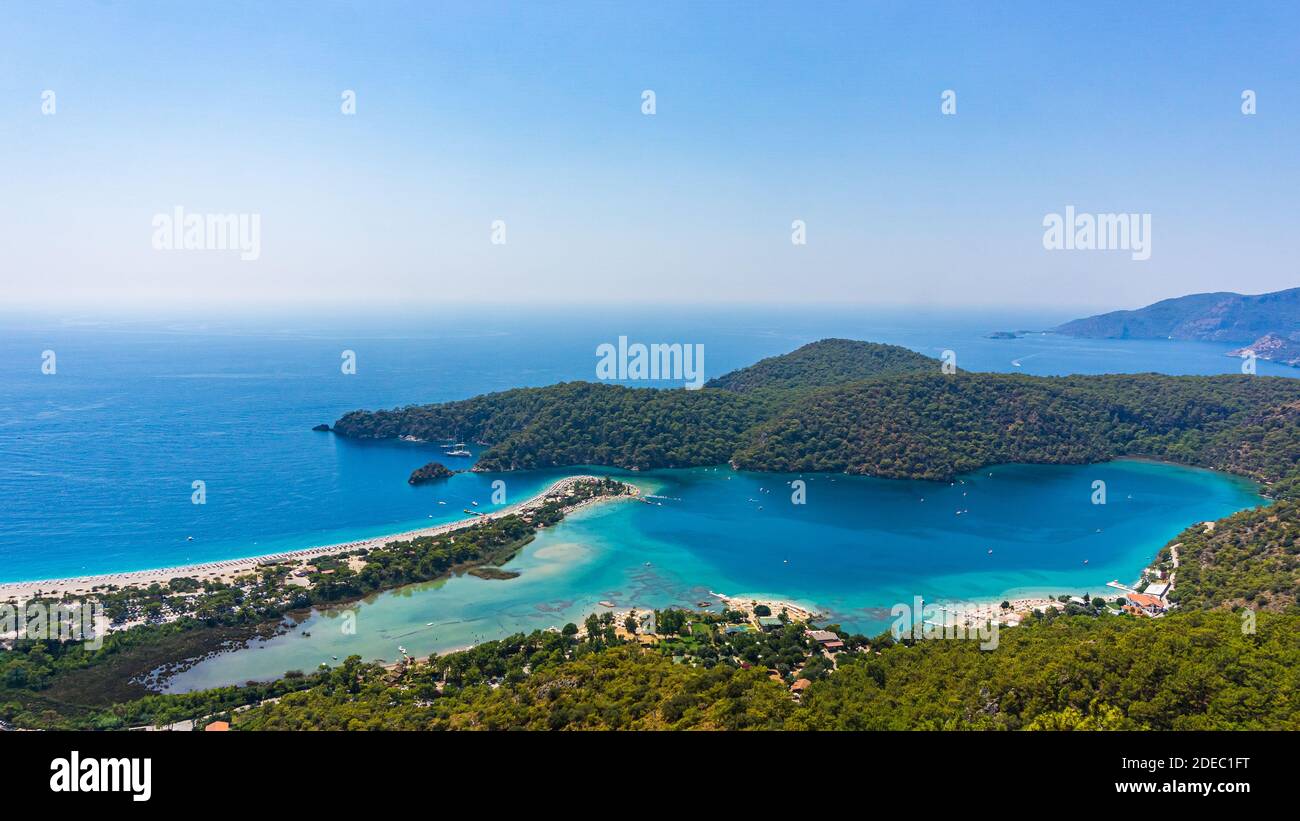 Panorama-Landschaft von Oludeniz Beach. Blaue Lagune, Fethiye/Mugla, Türkei. Sommer- und Urlaubskonzept. Stockfoto