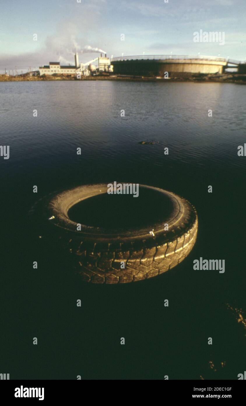 1970-er Foto (1973) - ausrangierte Reifen im ehemaligen Blockspeicher-Teich bei Crown Zellerbach. Zellstoffabwasserklärer im Hintergrund Stockfoto