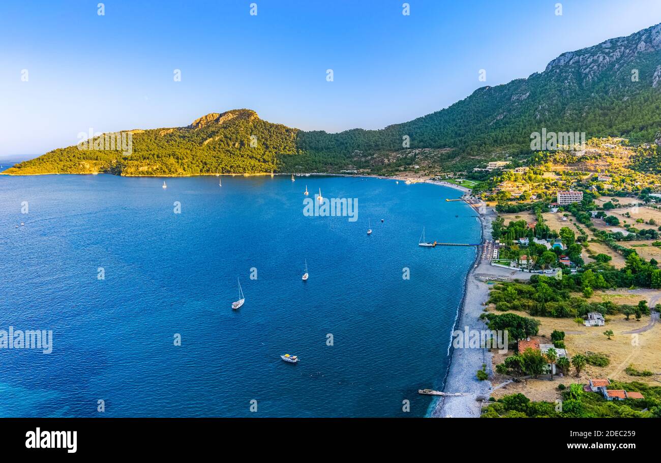 Luftaufnahme von der Bucht von Marmaris, Kumlubuk Strand, Meer und Berg. Urlaub und Sommer Hintergrund. Stockfoto