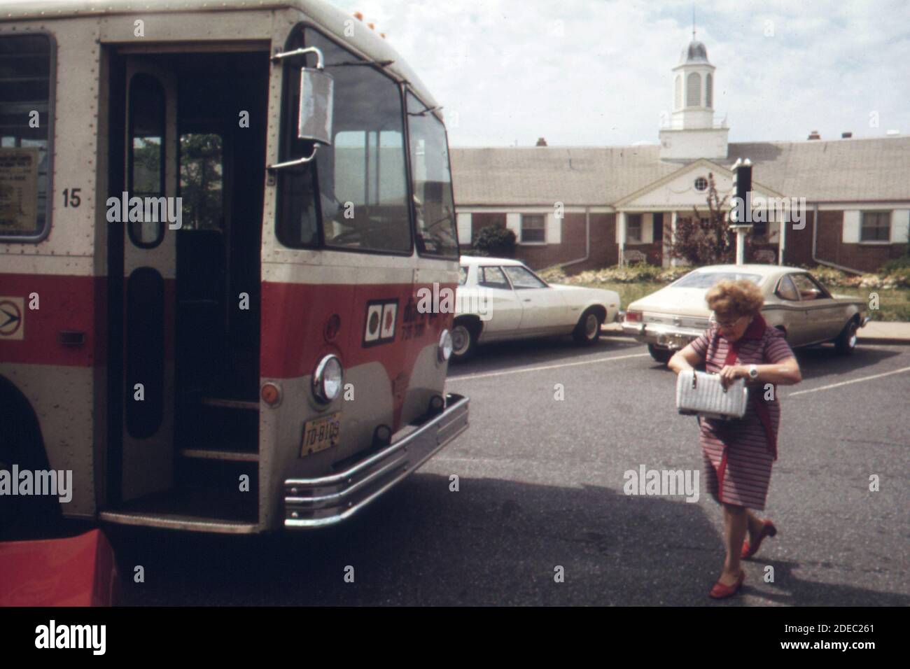 Frau bereit, ein Zifferblatt eine Fahrt Radio geschickt Tür-zu-Tür-Bus-Service in Haddonfield; New Jersey. Ca. 1974 Stockfoto