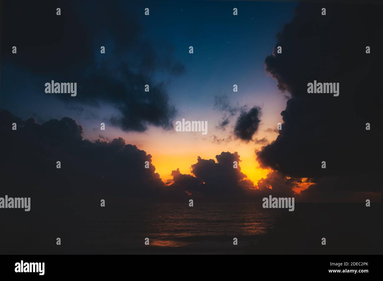Schönen Sonnenuntergang über dem Meer mit Reflexion im Wasser, majestätische Wolken im Himmel Stockfoto