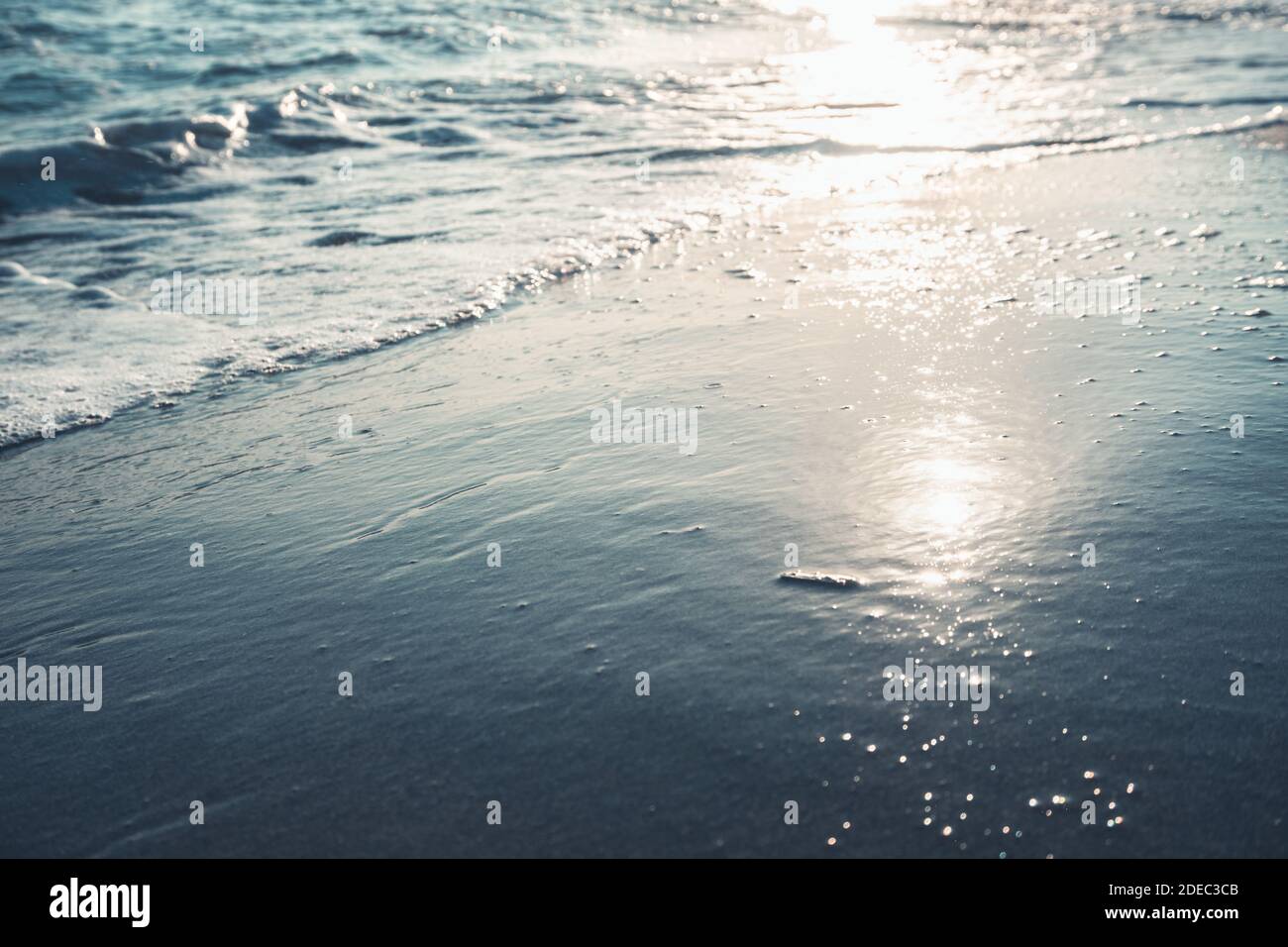Sunset Beach. Nahaufnahme von Meeresbowes mit Sonnenlicht. Sommer und Urlaub Hintergrund. Stockfoto