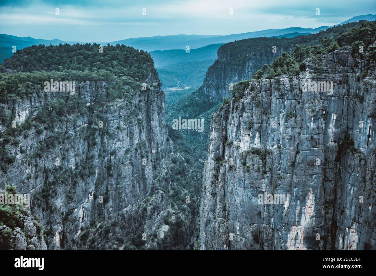 Beeindruckende Aussicht vom Tazi Canyon. Manavgat, Antalya, Türkei. (Bilgelik Vadisi). Weisheitstal und Klippe. Stockfoto