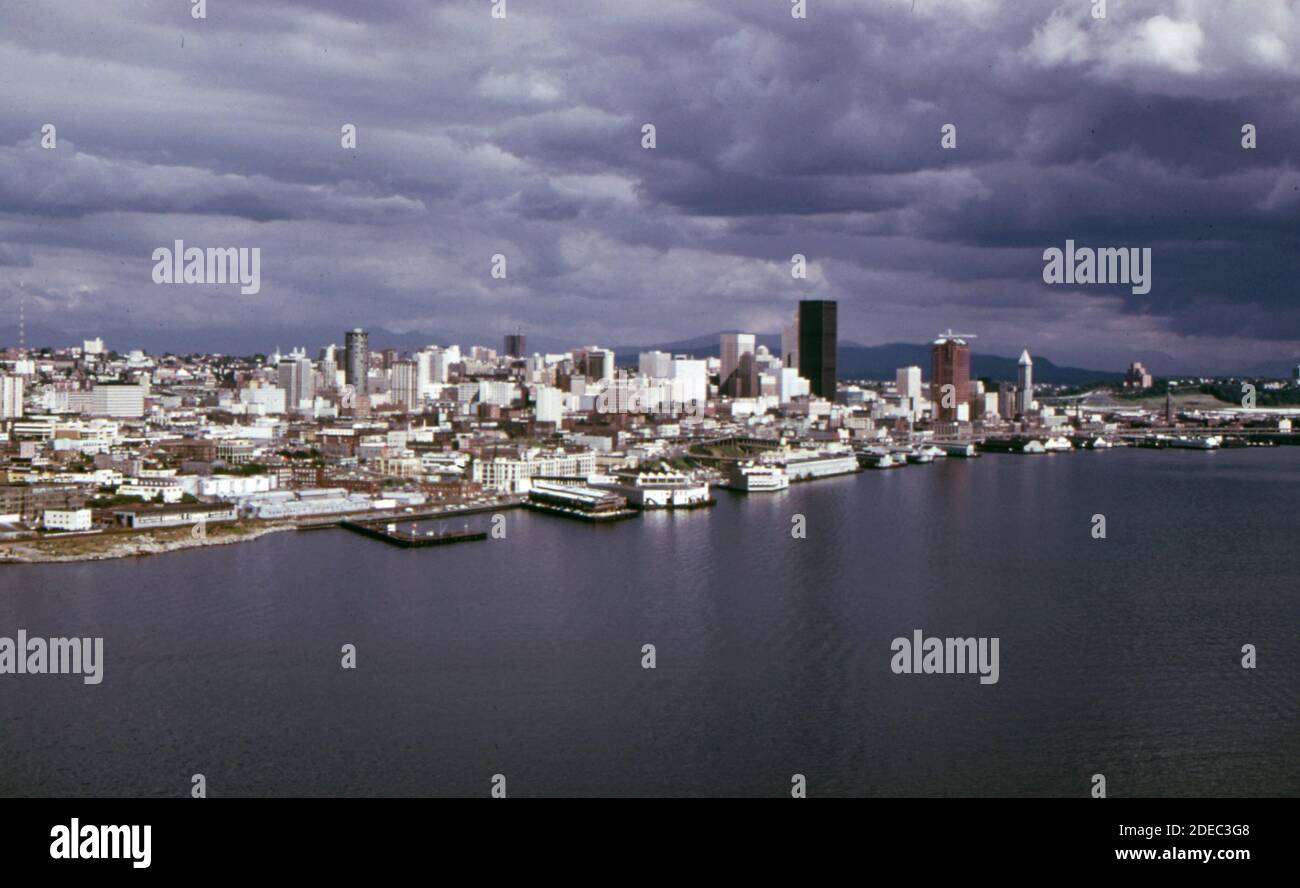 1970er Foto (1973) - Seattle und Elliott Bay aus der Luft. Stockfoto