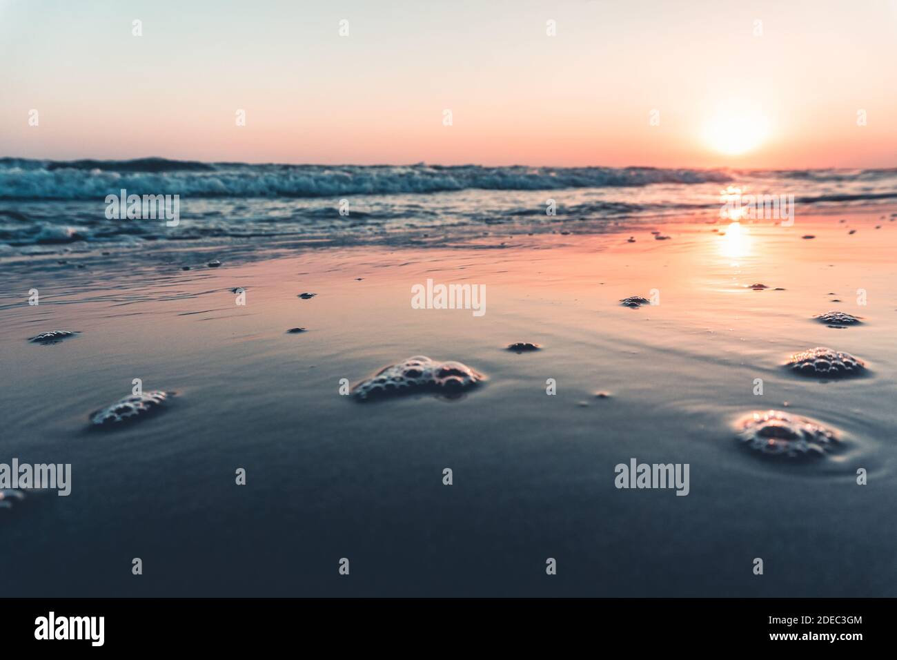 Schöner Sonnenuntergang und Spiegelblick von über dem Meer. Nahaufnahmen. Tropischer Sommer Hintergrund. Stockfoto