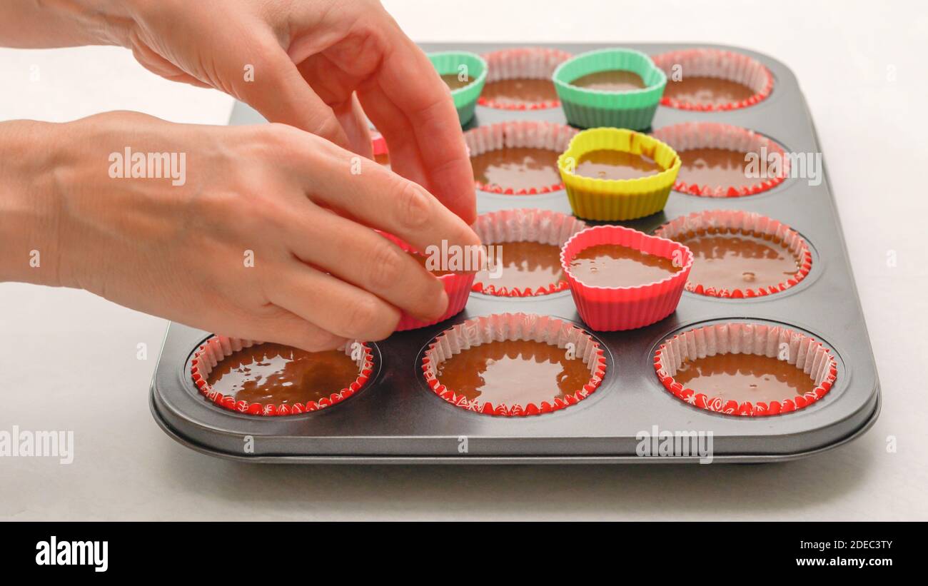 Schokolade Cupcakes oder Schokolade Muffins Schritt für Schritt Rezept. Backvorgang, Frau Hände Stockfoto