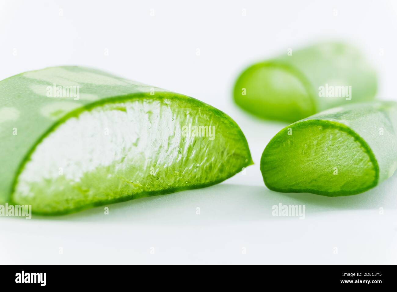 Nahaufnahme Aloe Vera Ansicht. Geschnittenes Aloevera-Blatt und Gel, natürliche Bio-kosmetische Inhaltsstoffe für empfindliche Haut, alternative Medizin. Auto mit organischer Haut Stockfoto