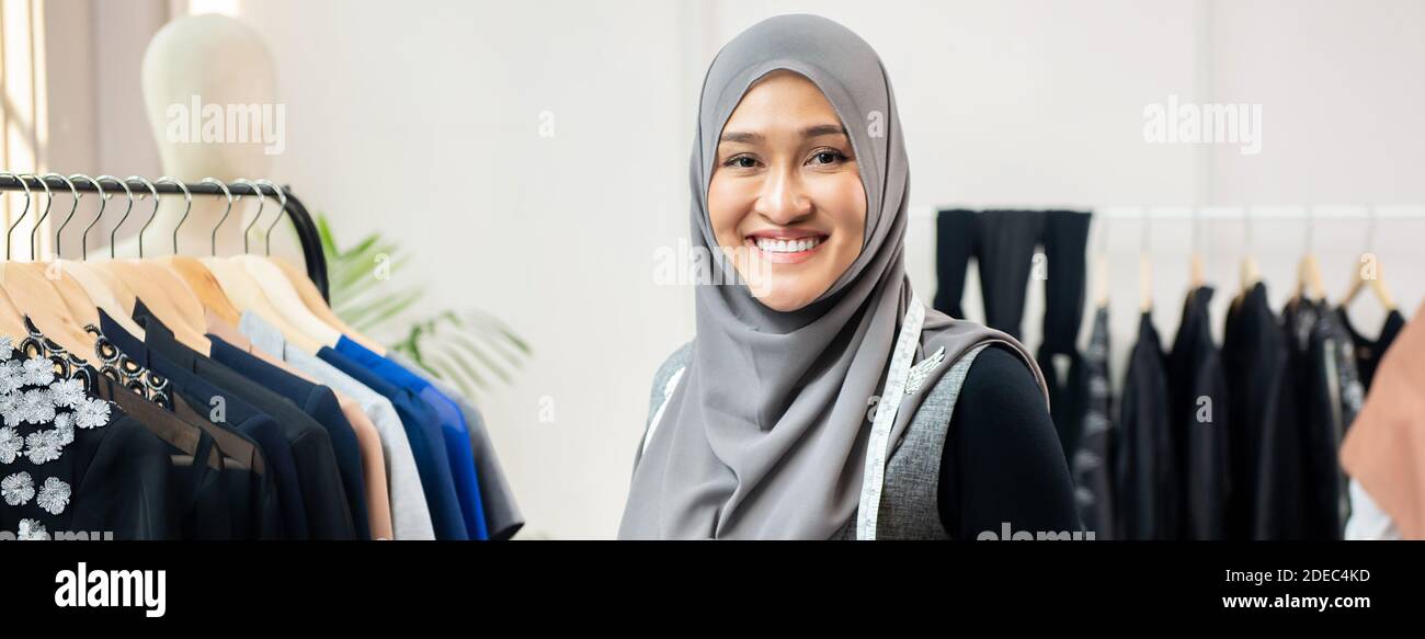 Asiatische muslimische Frau Designerin als Startup-Geschäft Inhaber in ihrem Schneider-Shop, Panorama-Web-Banner Stockfoto