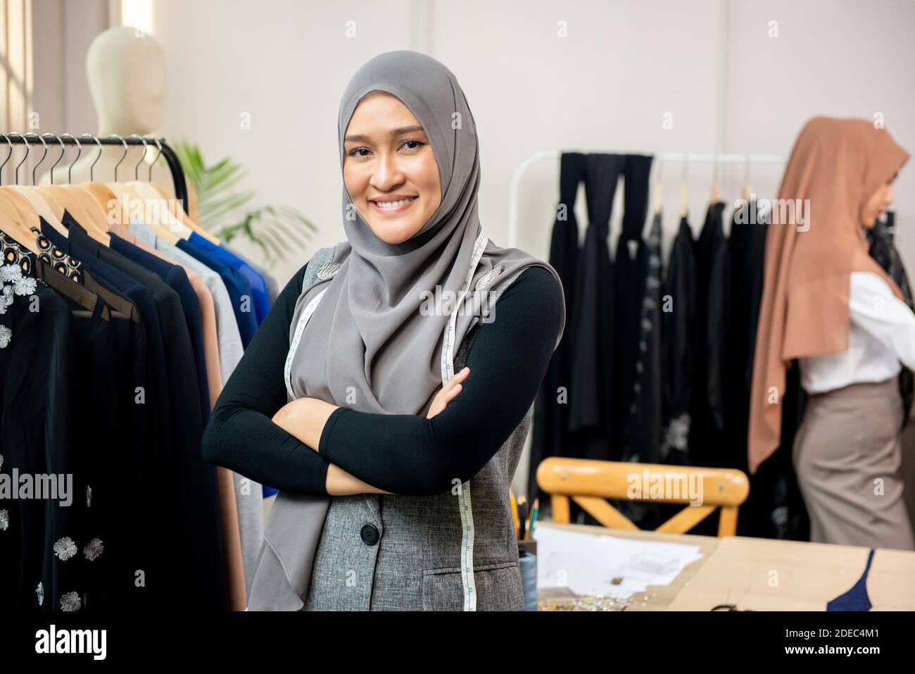 Asiatische muslimische Frau Designerin als Startup-Geschäft Eigentümer in Ihr Schneidergeschäft Stockfoto