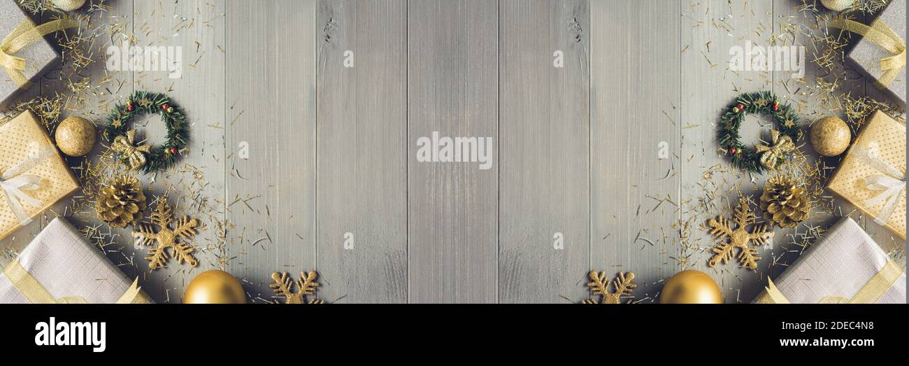 Glänzende Silber und Gold Geschenkschachteln und glitzernde Weihnachtsdekoration Artikel auf Holz Banner Hintergrund Draufsicht Bordüre Design mit Speicherplatz kopieren Stockfoto