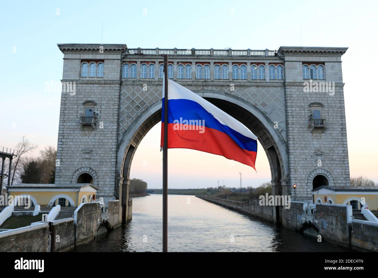 Russische Flagge auf Gateway Arch Hintergrund, Wolga Fluss Stockfoto