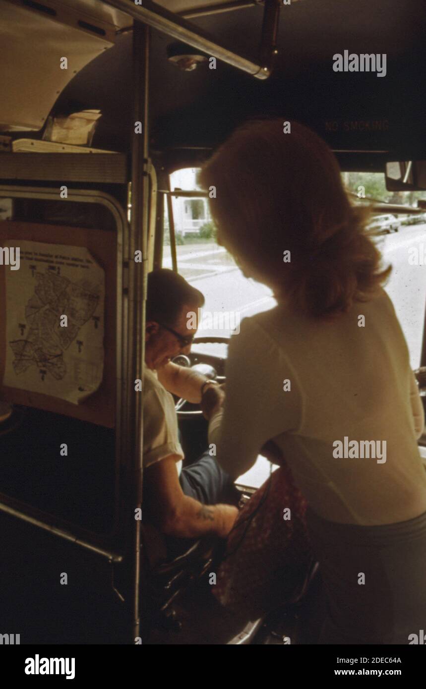 Passagier zahlen Fahrpreis nach dem Einsteigen ein Wählen eine Fahrt Radio geschickt Tür-zu-Tür-Bus-Service bei ihr zu Hause in Haddonfield New Jersey. Ca. 1974 Stockfoto