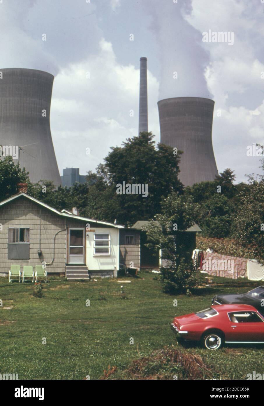 1970er Foto (1973) - Wasserkühltürme des John Amos Kraftwerk Webstuhl über Poca WV Stockfoto