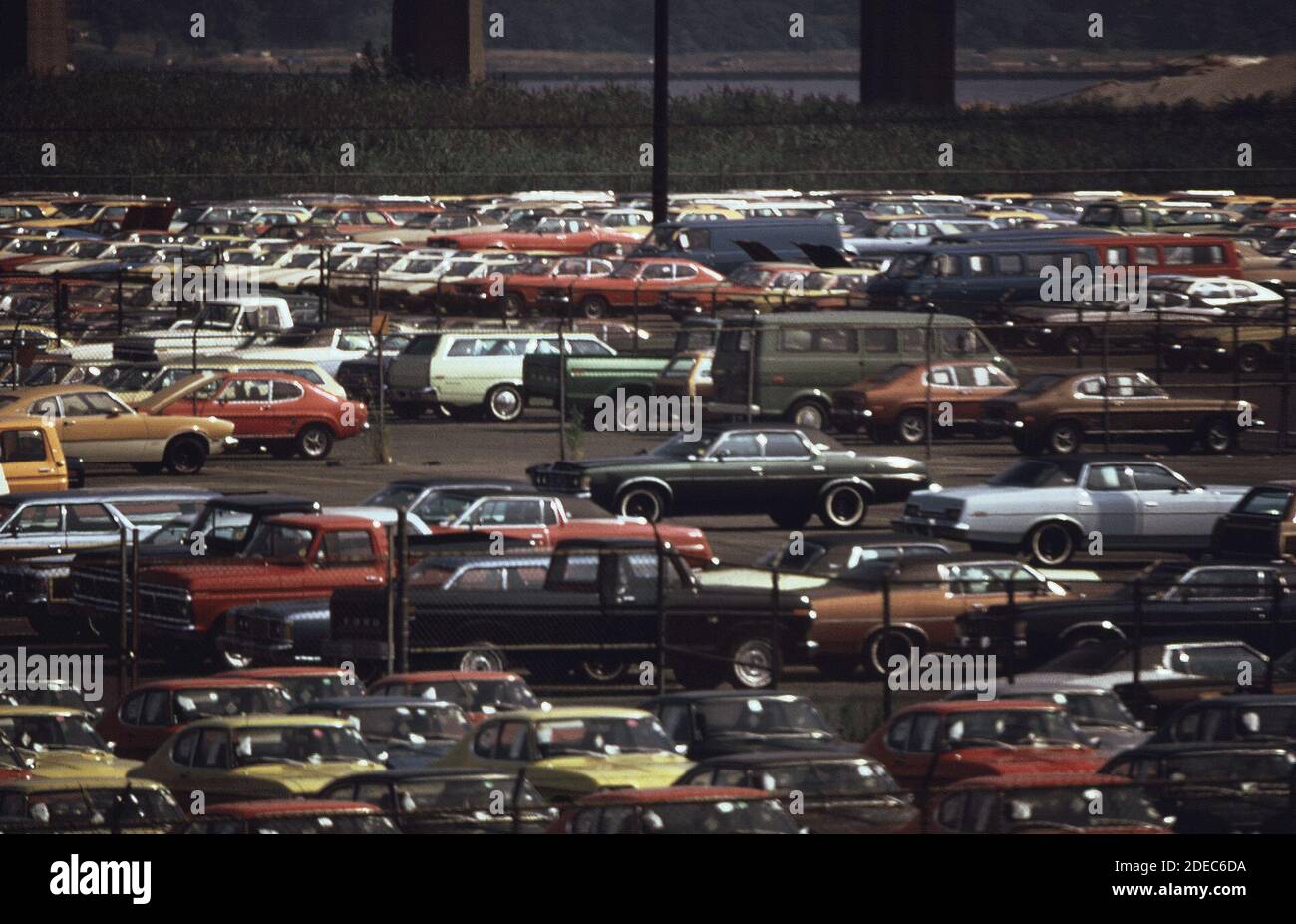 1970er Foto (1973) - der Versand neuer Autos ist gerade angekommen An der Werft von Jersey City Stockfoto