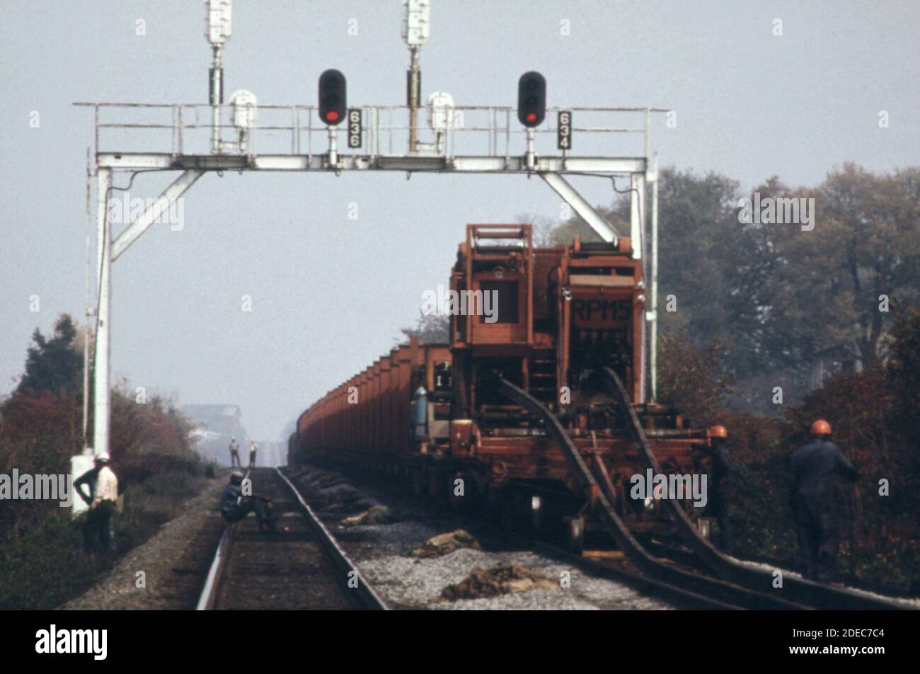 Southern Railway Right-of-Way-Arbeit Crew; mit einem Auto, das neue Viertel Meile langen Abschnitte der Schiene hält, die die alte Strecke ersetzen wird. Ca. 1974 Stockfoto