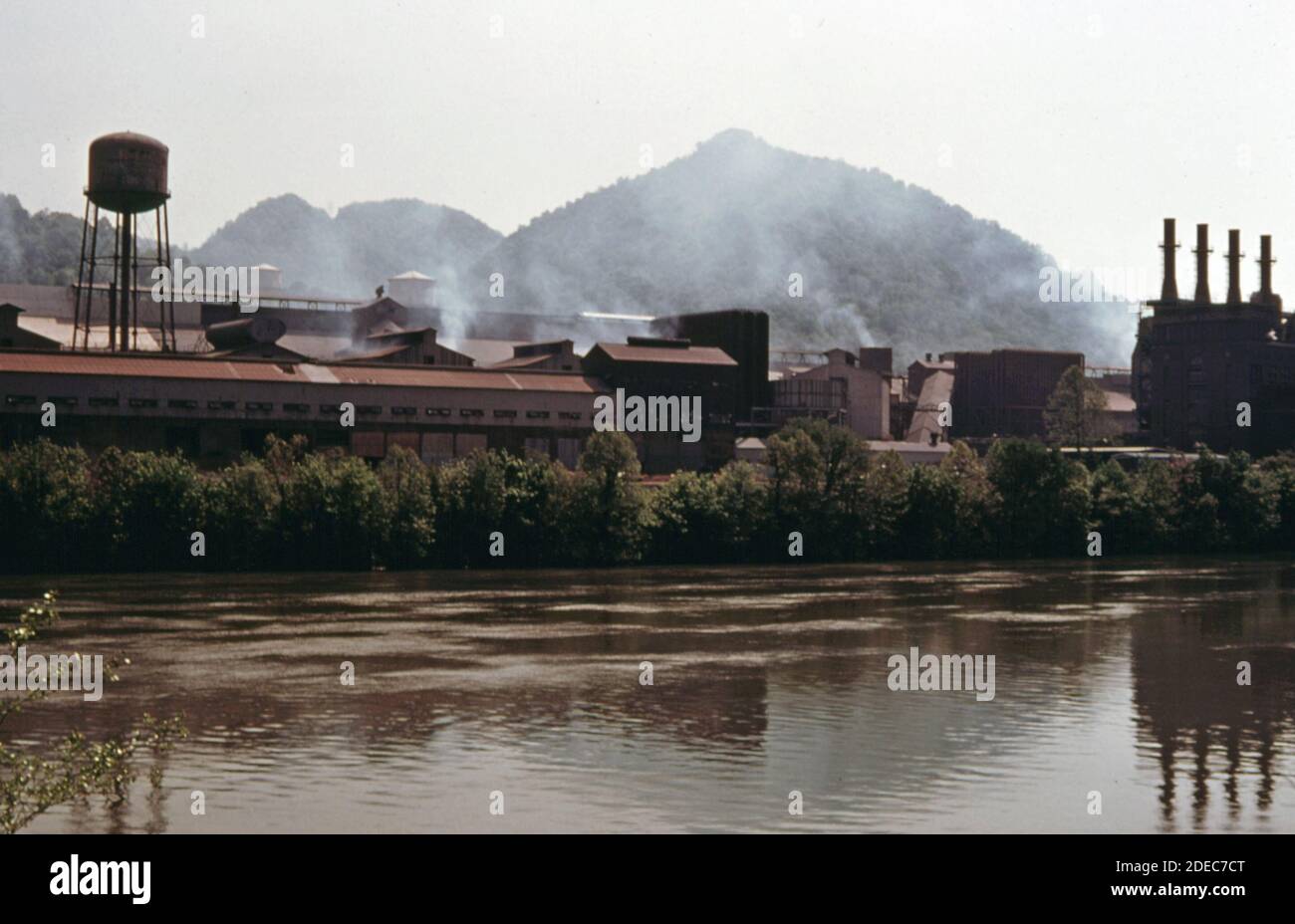 1970s Photo (1975) - Union Carbide Ferrolegierung Anlage. Emissionen aus der metallurgischen Anlage wurden um 97.7 Prozent zwischen 1967 und 1975 reduziert der Rückgang erfolgte nach Vereinbarung über einen Compliance-Zeitplan zwischen Union Carbide und der West Virginia luftverschmutzungskontrollkommission. Die us-Umweltschutzbehörde Stapel Proben Anlagenemissionen Bei der Entwicklung von nationalen Leistungsstandards für neue Quellen steht der Kanawha River im Vordergrund (siehe Fiche #141 bis 146) Stockfoto