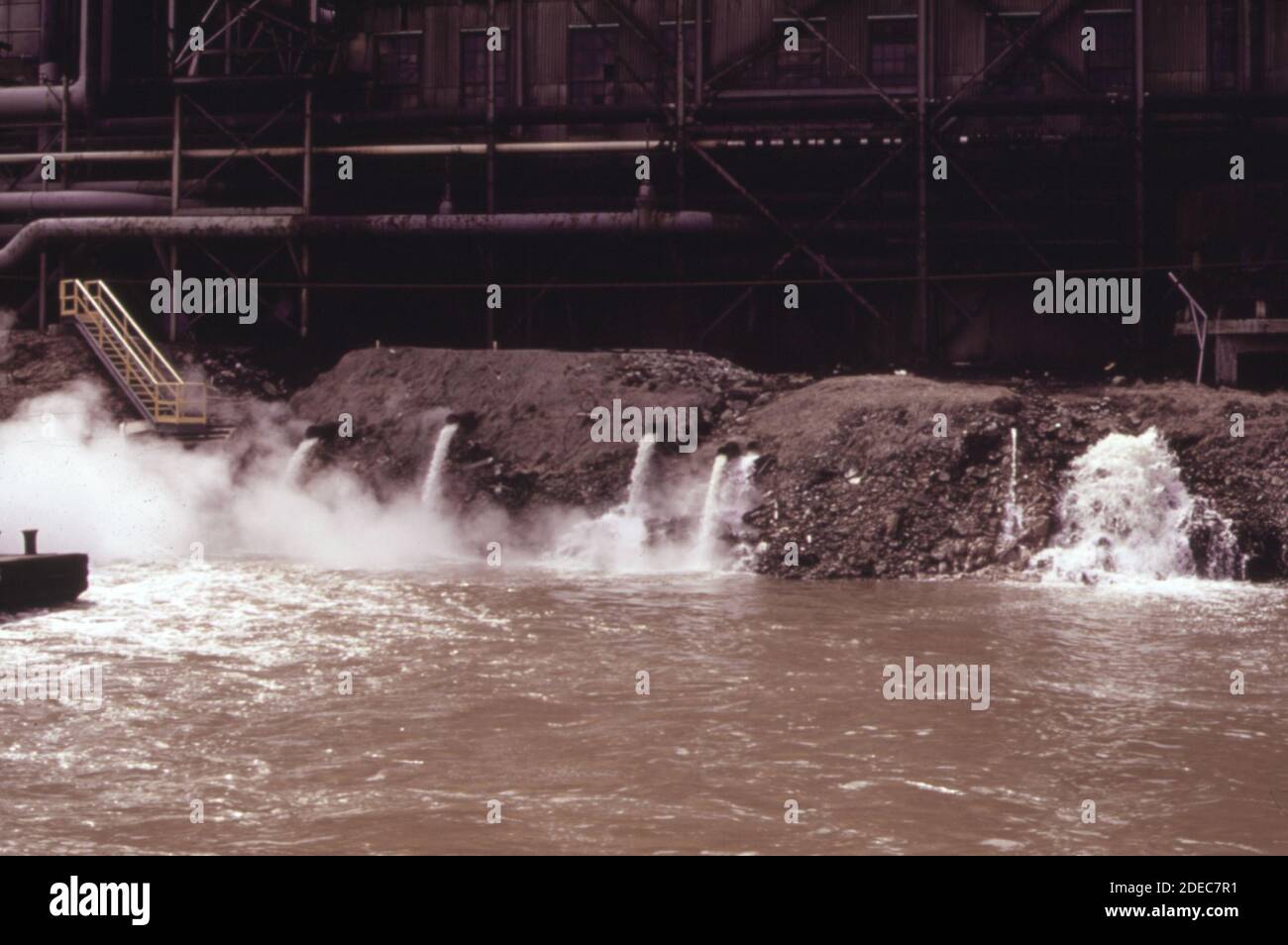 1970er Foto (1973) - heißes Wasser fließt in die Kanawha Fluss aus dem Werk South Charleston West Virginia des FMC-Konzerns Stockfoto